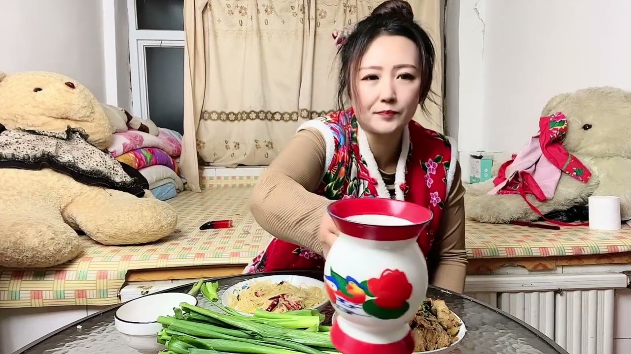 东北外面下大雪，小琼犯酒瘾，半夜起来烧炉子，喝杯白酒，真好
