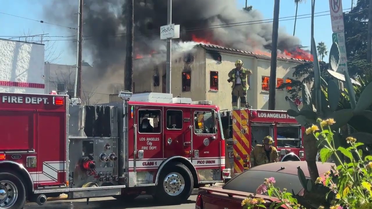 Gran incendio en casa abandonada en mid city Los Angeles ca 