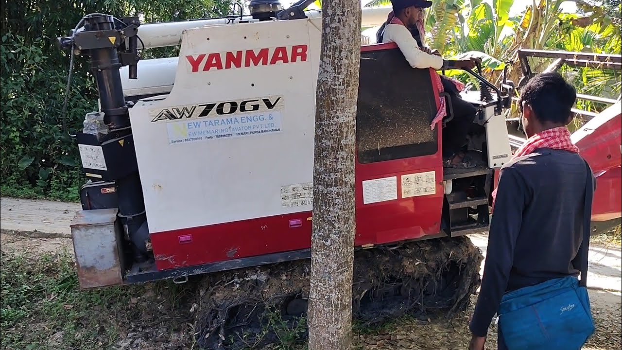 ধান কাটা মেশিন মাঠে চলছে 🚜 | এক মাঠ থেকে আরেক মাঠে যাত্রা