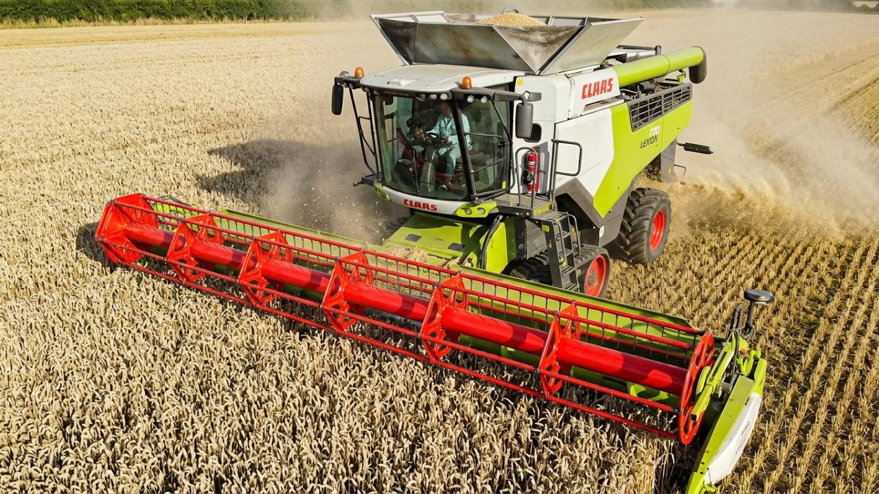 CLAAS LEXION 7700 TT HARVESTING WINTER WHEAT IN YORKSHIRE