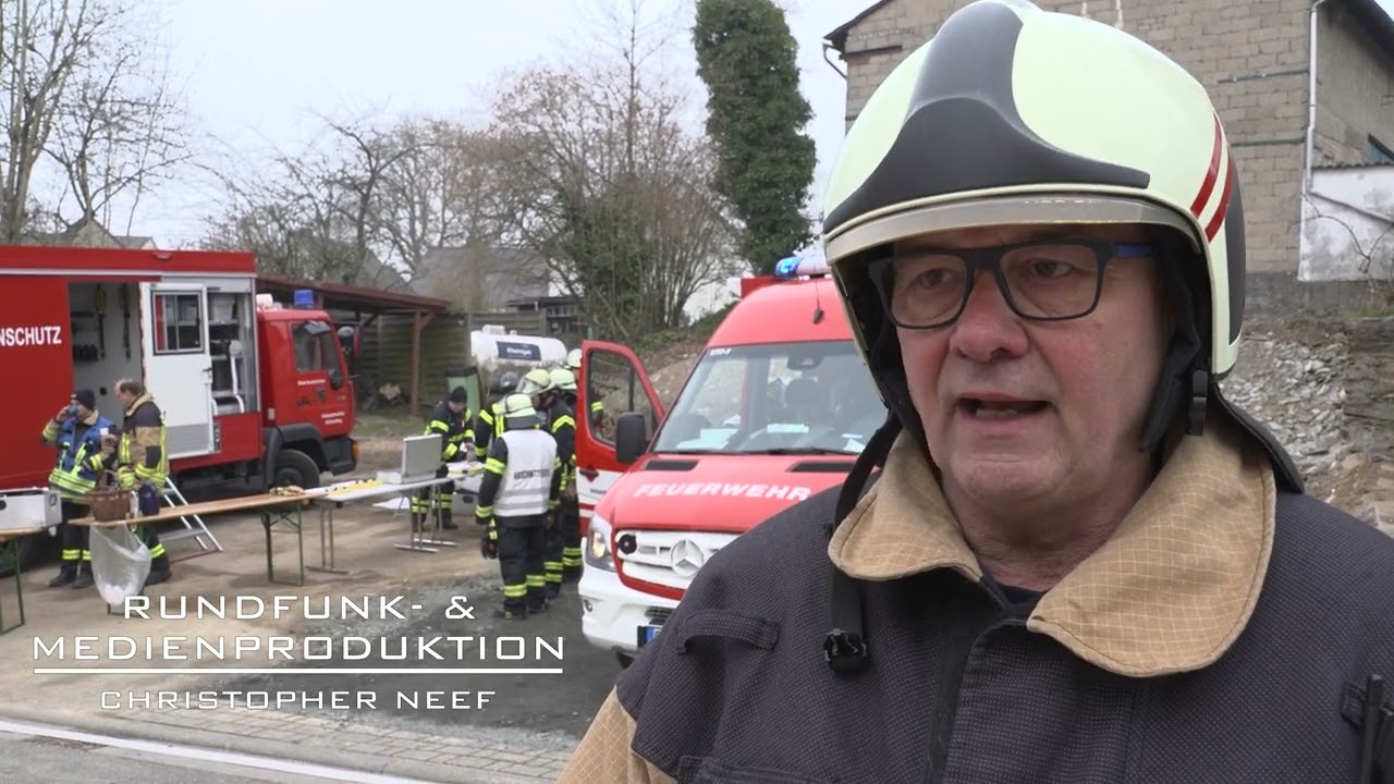 Großeinsatz der Feuerwehr in Bell (Hunsrück): Schuppen samt Wohnhaus in Brand geraten