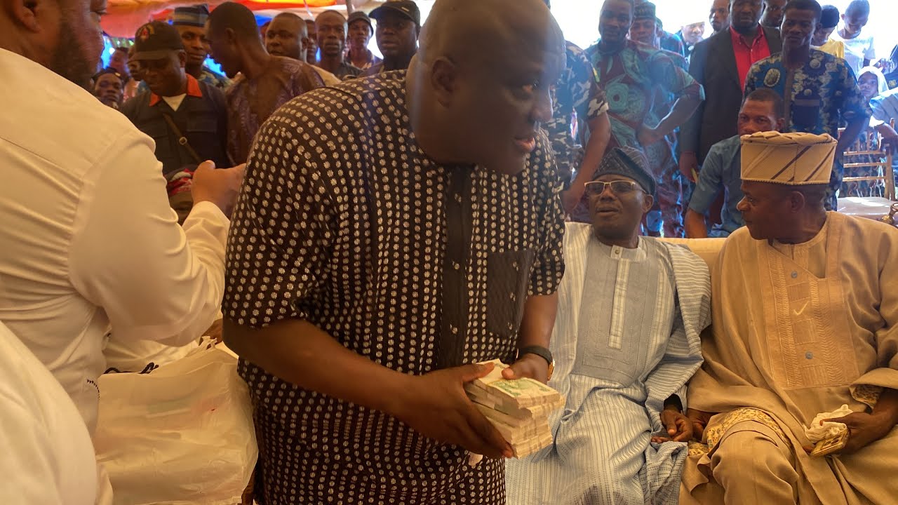 MOMENTS SAHEED OSUPA'S ABUJA BASED FAN, AWO BLESSES SAHEED OSUPA WITH CASH