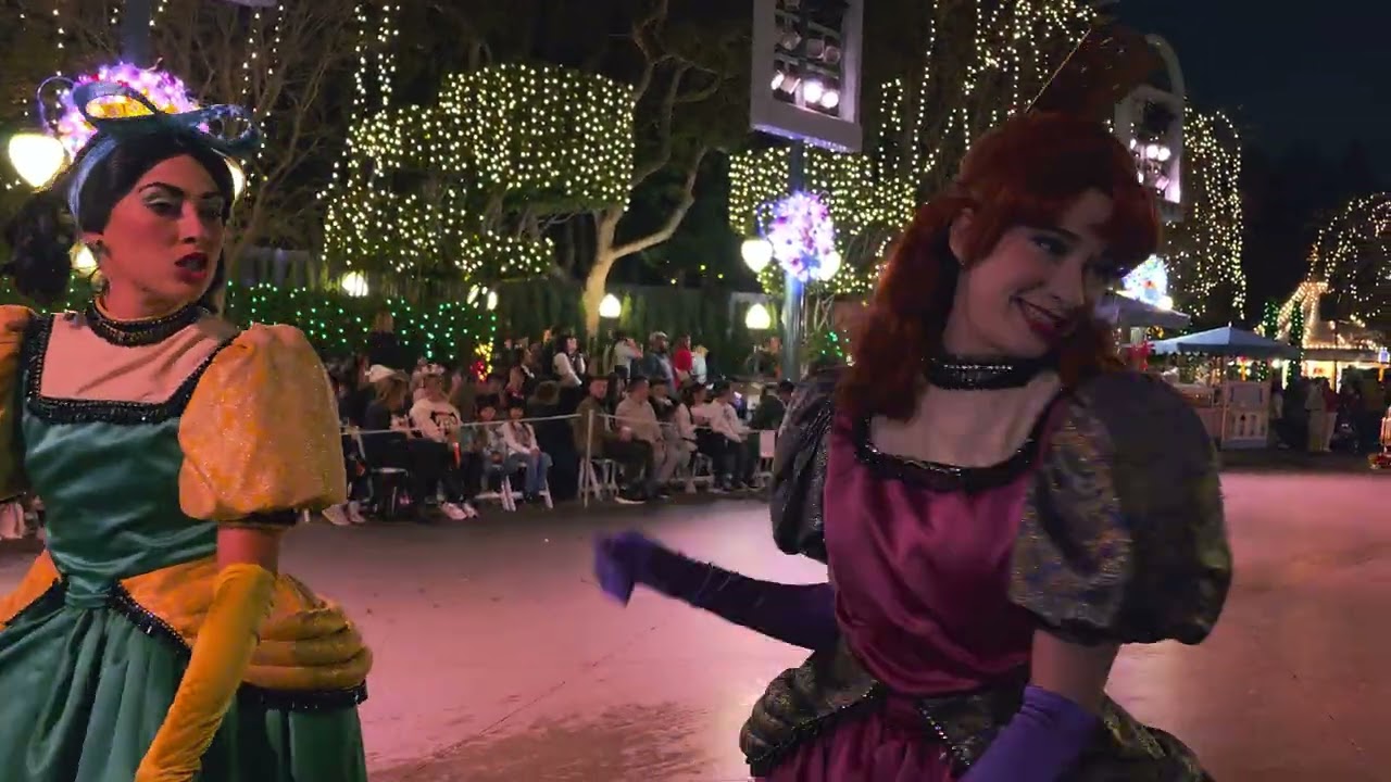 [4k] Disneyland Christmas parade after the rain 2025