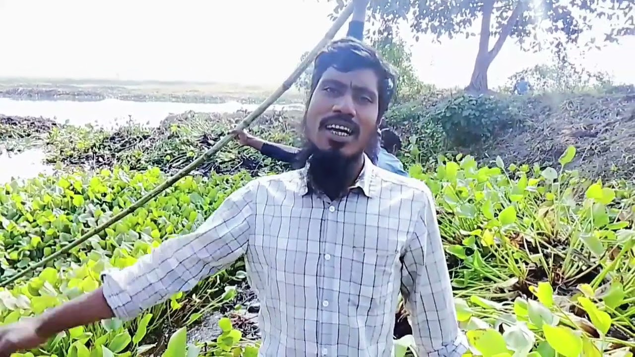 মাঠের মধ্যে পুসকুনি কিনছি ও এটা একটা জোয়ার মত