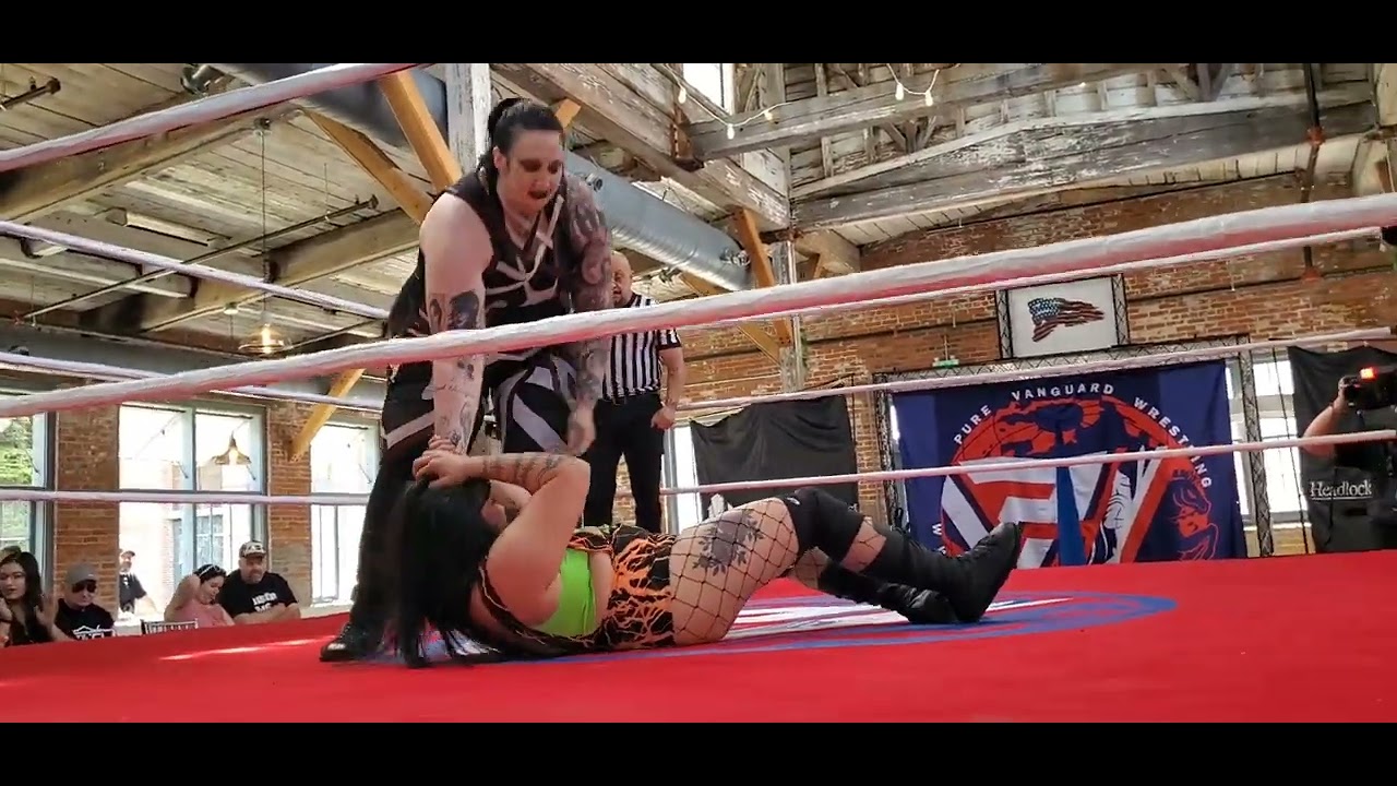 Sammy Chaos v Elle Valentine