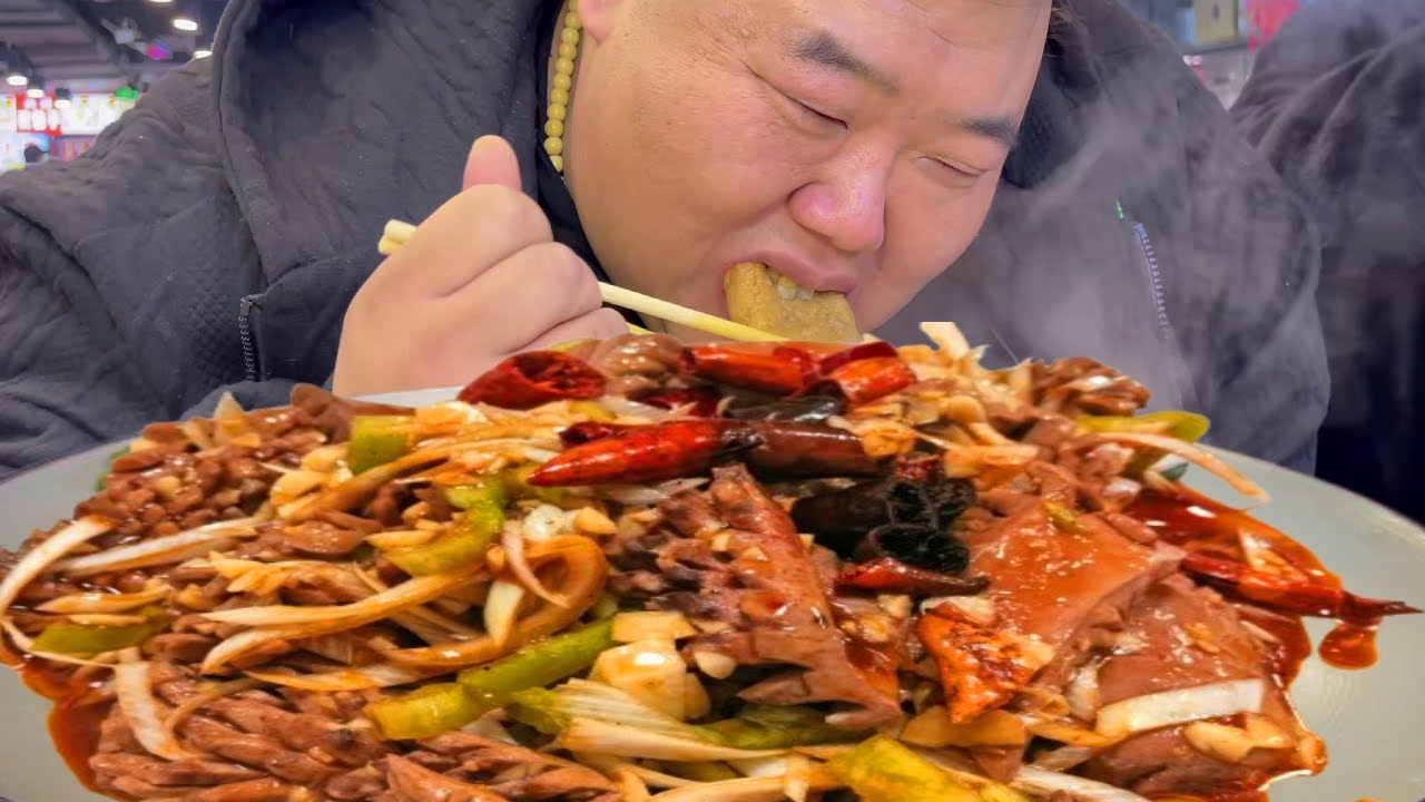 猴哥逛吃杭州武林夜市！各样小吃美食层出不穷，一碗顺滑爽口的大碗面下肚，香到直跺脚！
