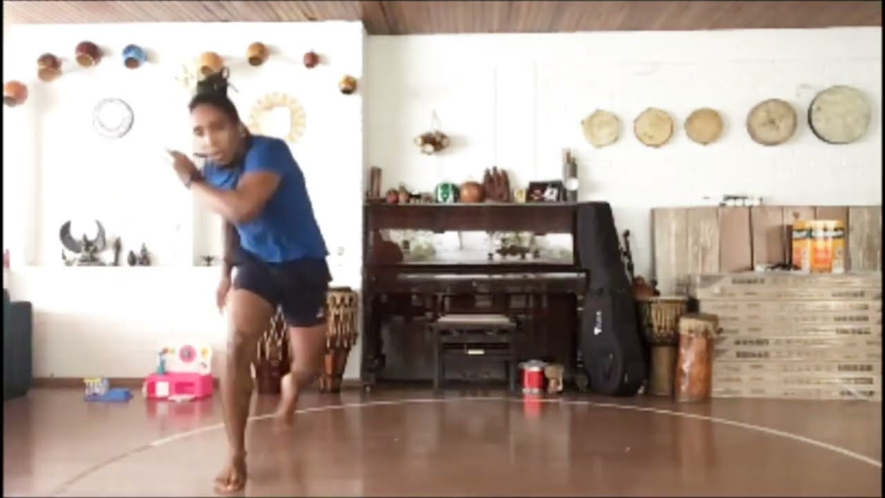Floreios de Capoeira Com Mestre Arthur Fiu