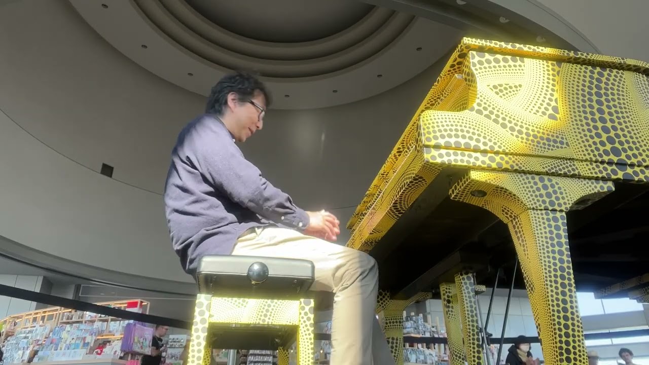 「都庁ピアノ」を弾いてみた（演奏曲：Omens Of Love〜Sweet Sorrow）
