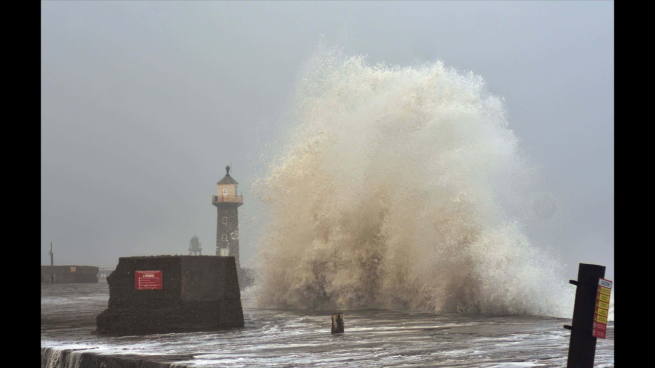 Storm waves at Whitby (Massive)