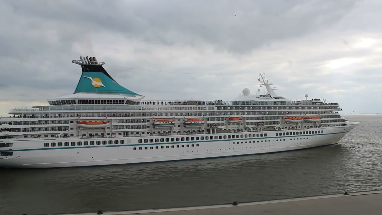 MS Artania verlässt Bremerhaven und nimmt Kurs auf Bronnoysund Norwegen