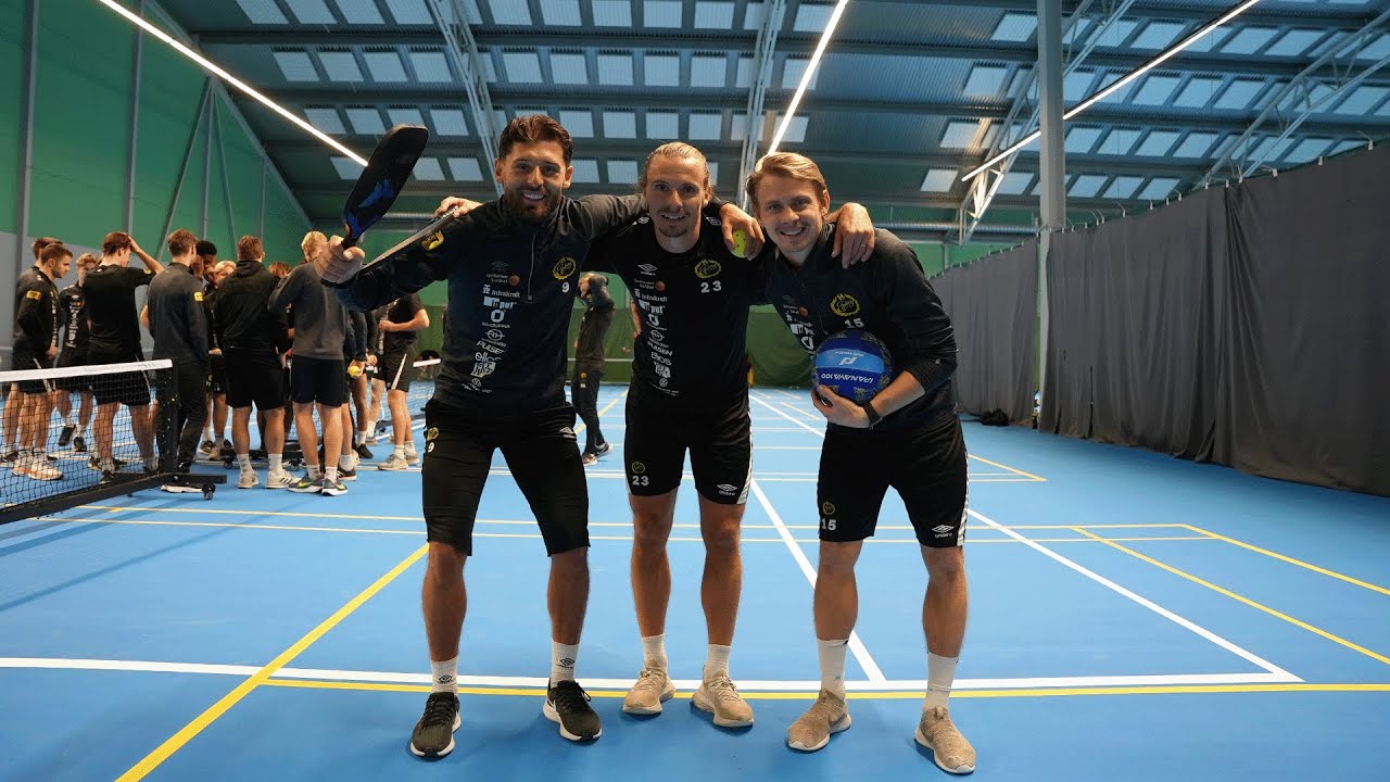 Organiserat kaos i tennishallen