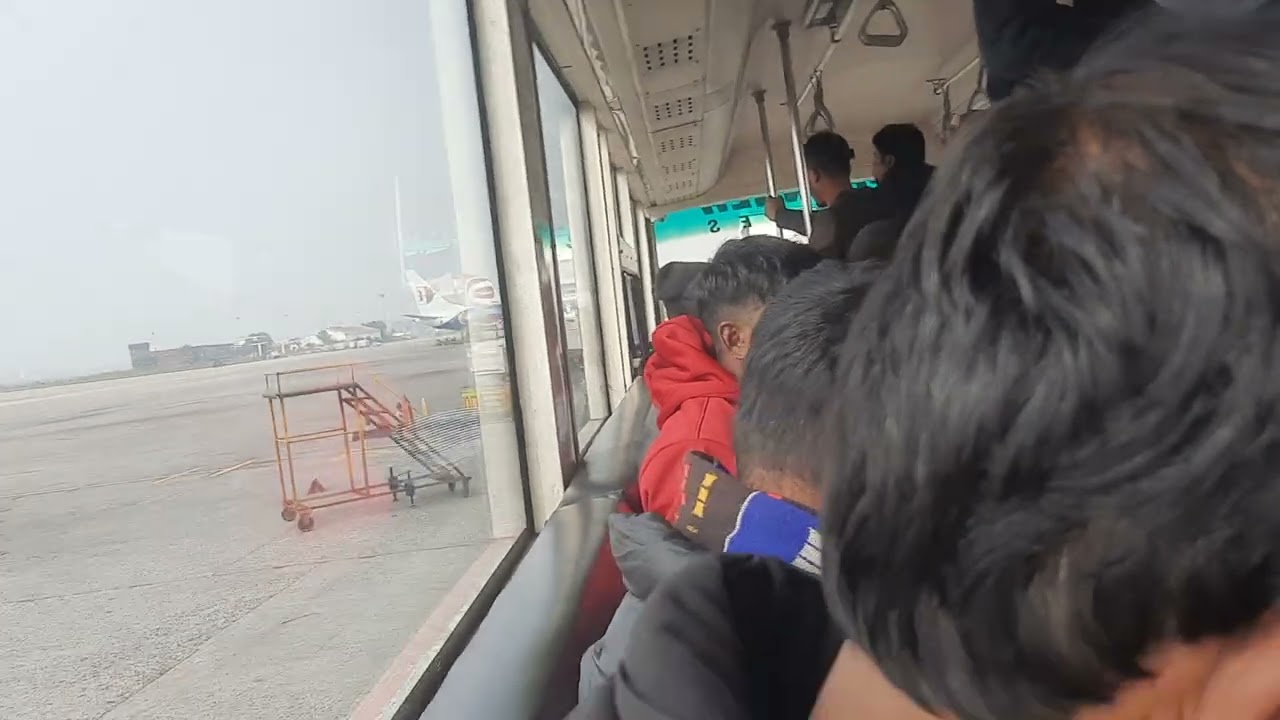 বাংলাদেশ বিমান বন্দর বাসে ভ্রমণ। 