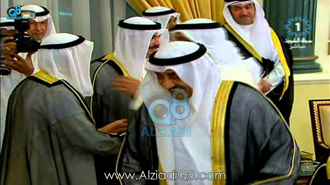 جاسم الخرافي يُقبل كتف سمو الأمير الشيخ صباح الأحمد خلال إستقبال المهنئين في شهر رمضان