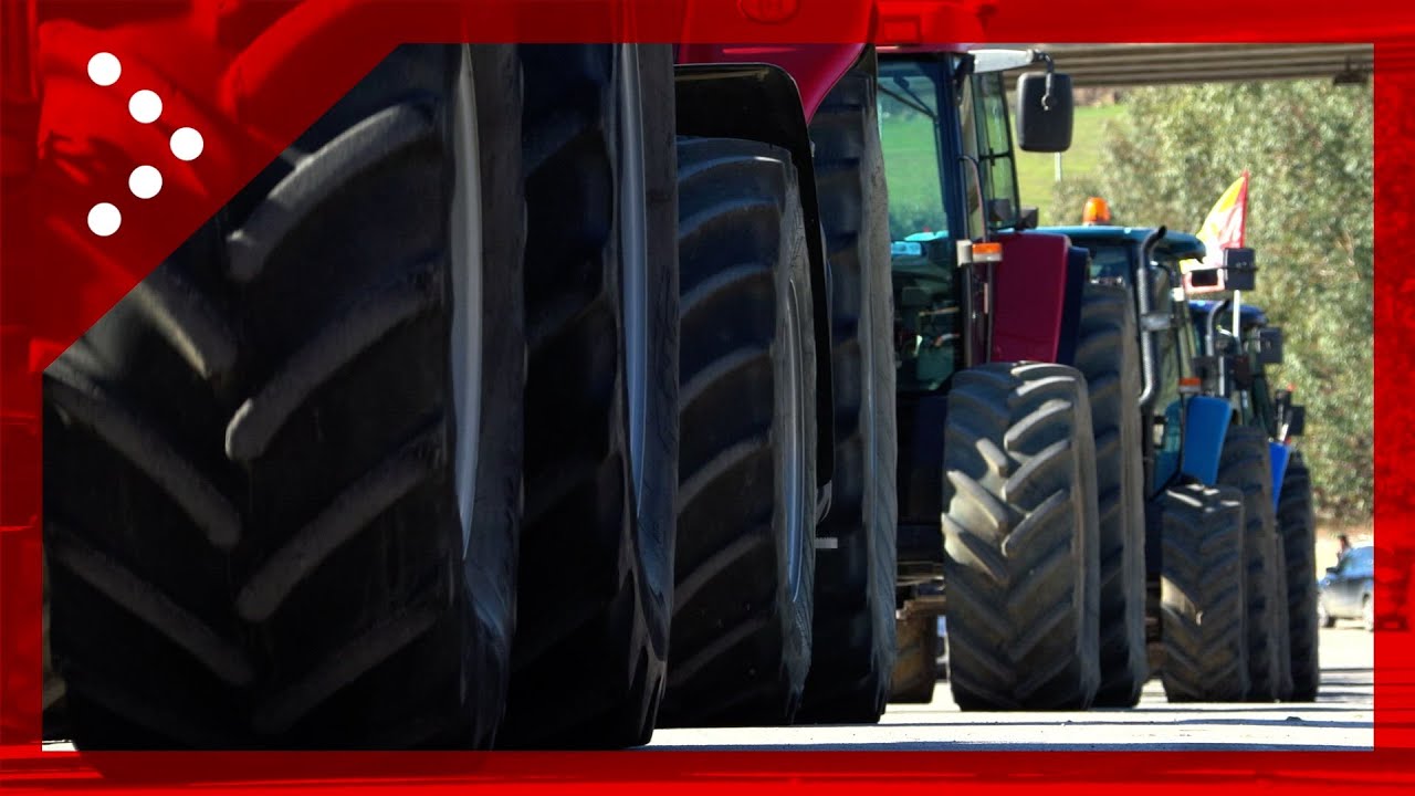 Protesta agricoltori in Sicilia, la partenza del corteo di trattori da Resuttano (Caltanissetta)