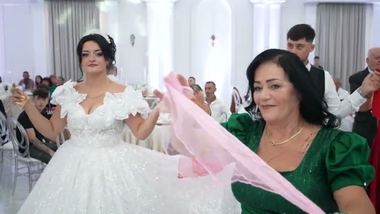 Familja hap vallen e dasmes . Lorenco & Jolanda