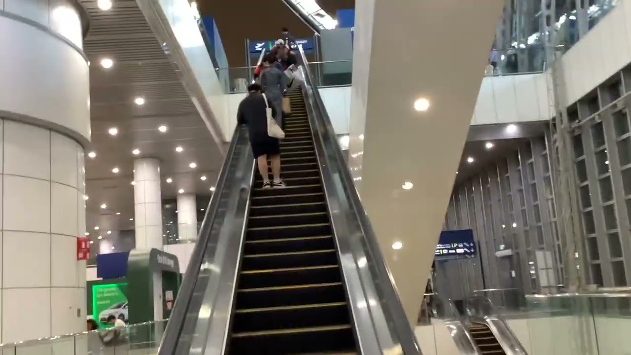 Kuala lumpur international airport termina 1 escalator 