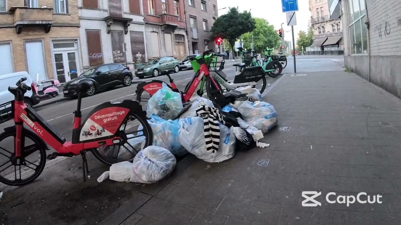 Toujours les mêmes voitures sur le trottoirs, poubelles partout VIVRE ou SUBIR dans le TIERS-MONDE 🤬