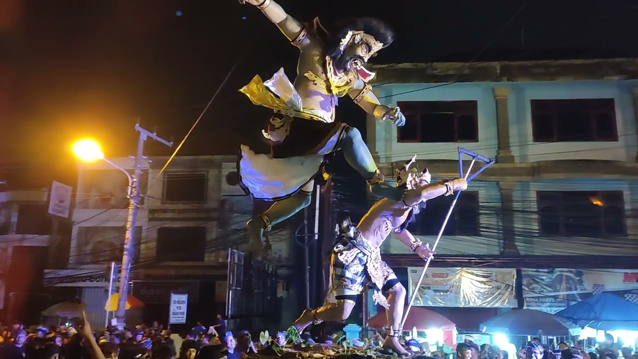 Keseruan Mebarung Ogoh Ogoh Pedungan 2025 ke Simpang Enam Denpasar