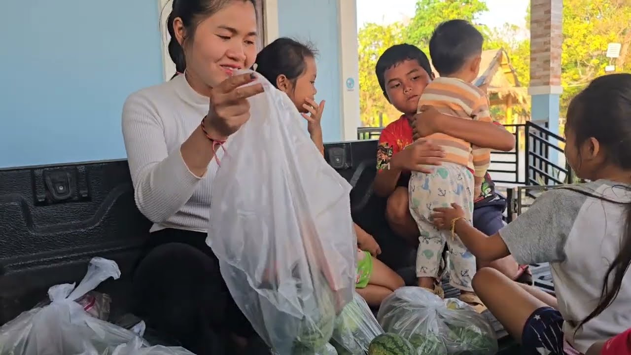 ให้เด็กๆเก็บแตงโมขึ้นรถ จัดขนมจีนที่เหลือให้ ญาติพี่น้อง