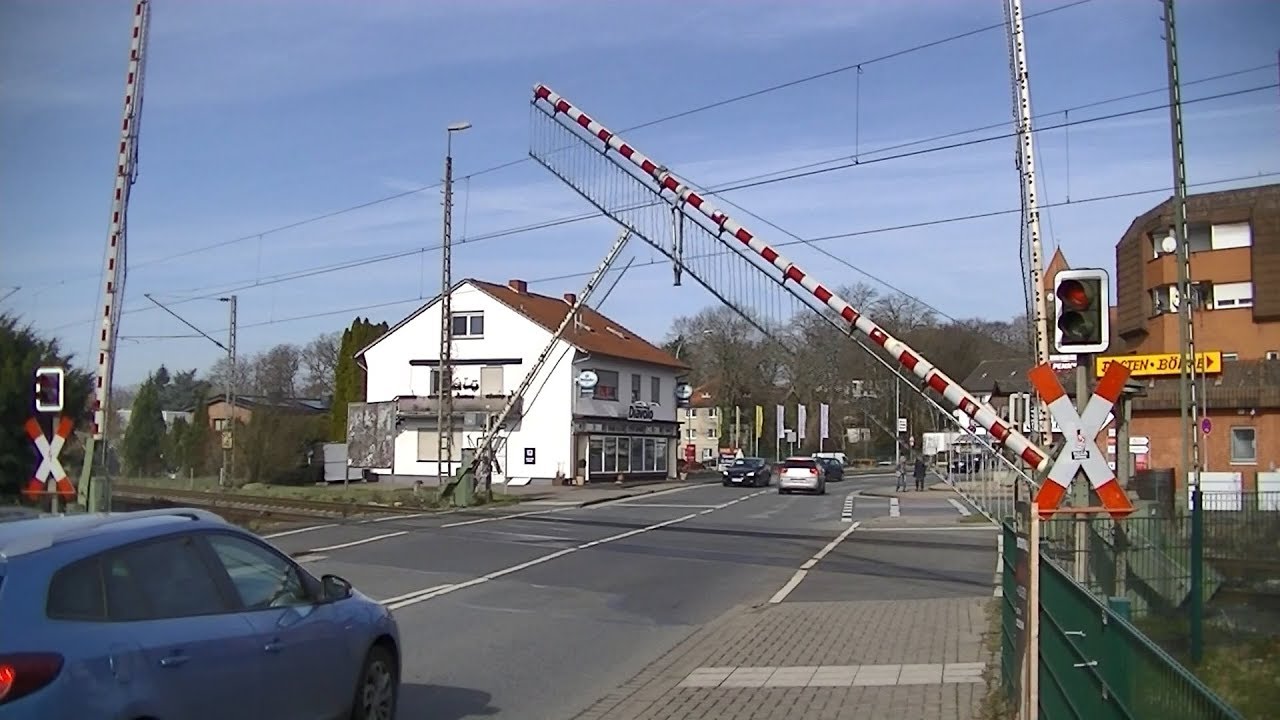 Spoorwegovergang Kirchlengern (D) // Railroad crossing // Bahnübergang