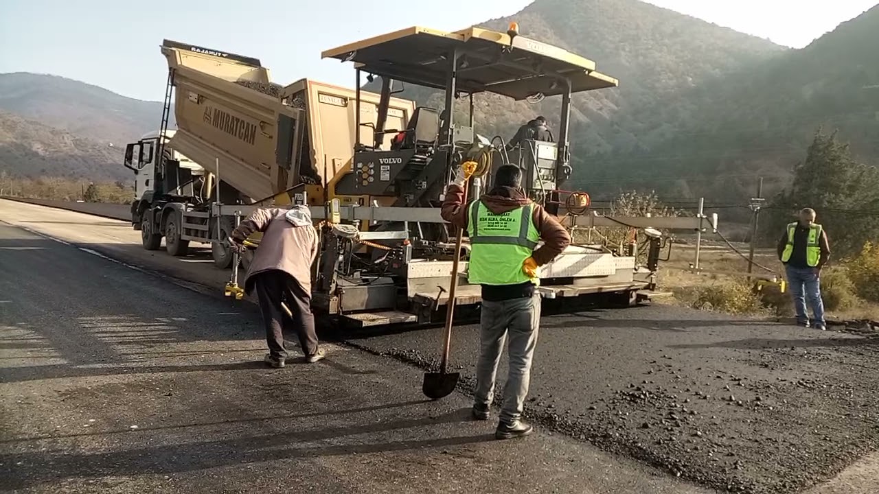 Finişerle sıcak asfalt serimi , Çangal dağı Sinop Ayancık