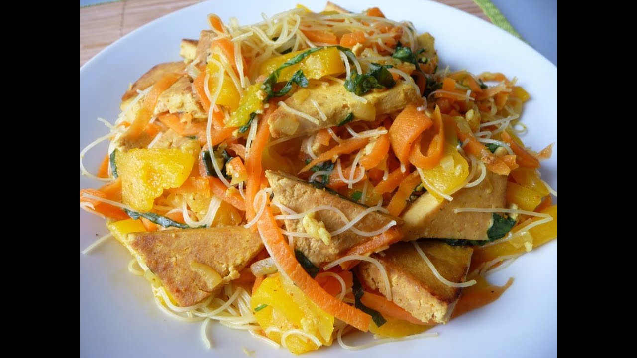 Mes recettes végétaliennes : Nouilles de riz, tofu et légumes à la sauce de curry au lait coco