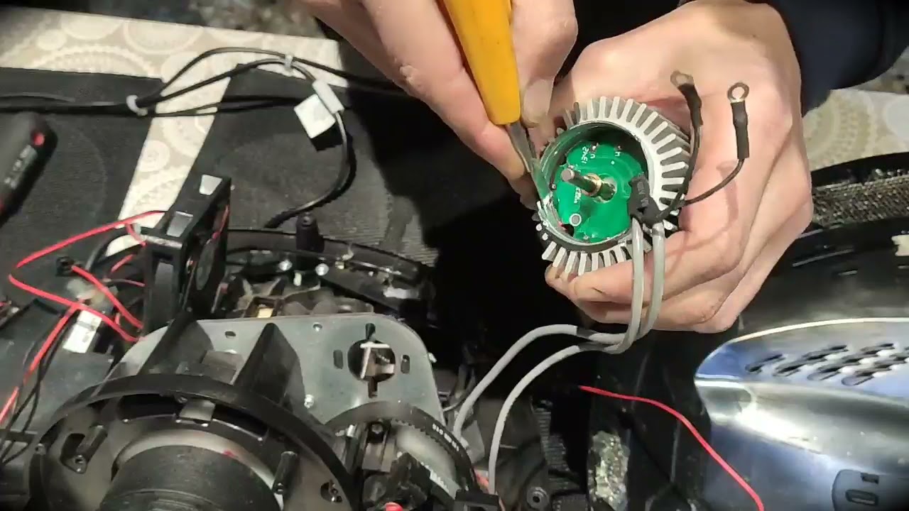 2/3 Reparación Base Thrustmaster T300 solución pérdida de fuerza y calibración. Abrir motor.