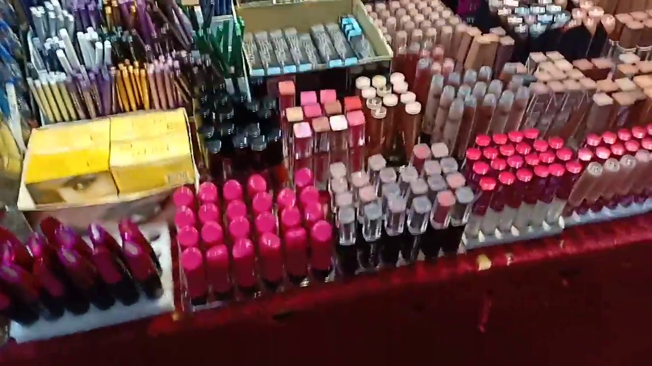جولة في محل ميك اب ومستحضرات تجميل سوري جميل جدا هتشوفوا _ make up and accessories