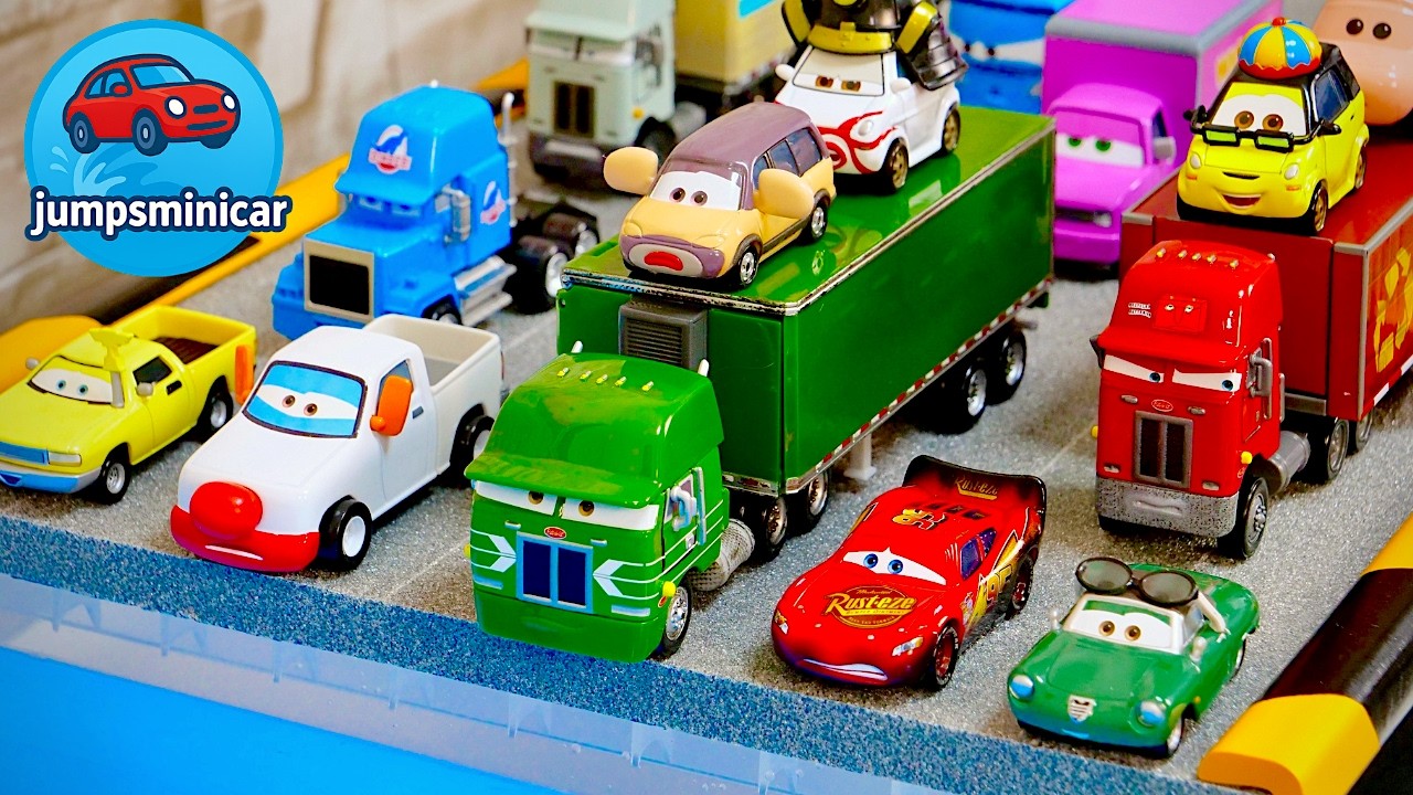Disney Pixar Cars ☆ 色んなサイズのカーズのミニカーが坂を走って水に飛び込む♪