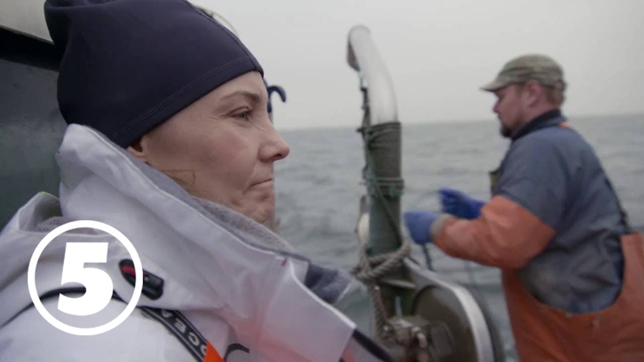 Carina Berg blir sjösjuk på fisketuren