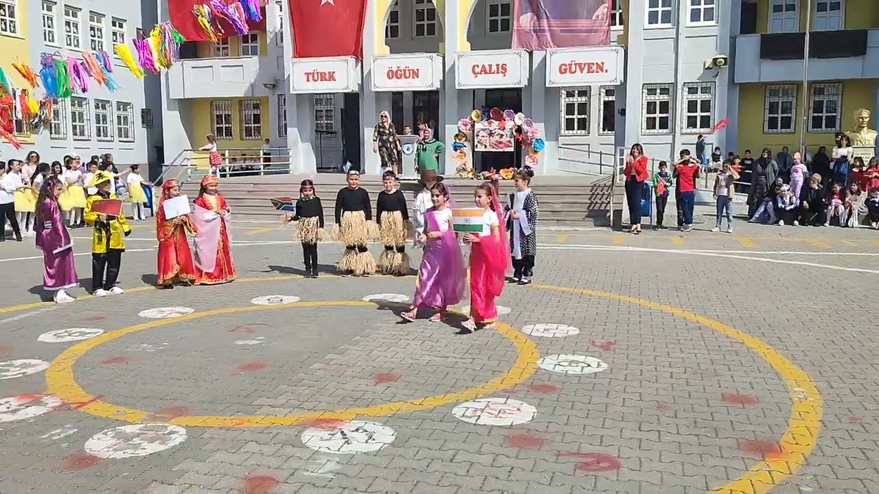 2B Sınıfı Öğrencilerinin Dünya Çocukları Adlı Gösterisi