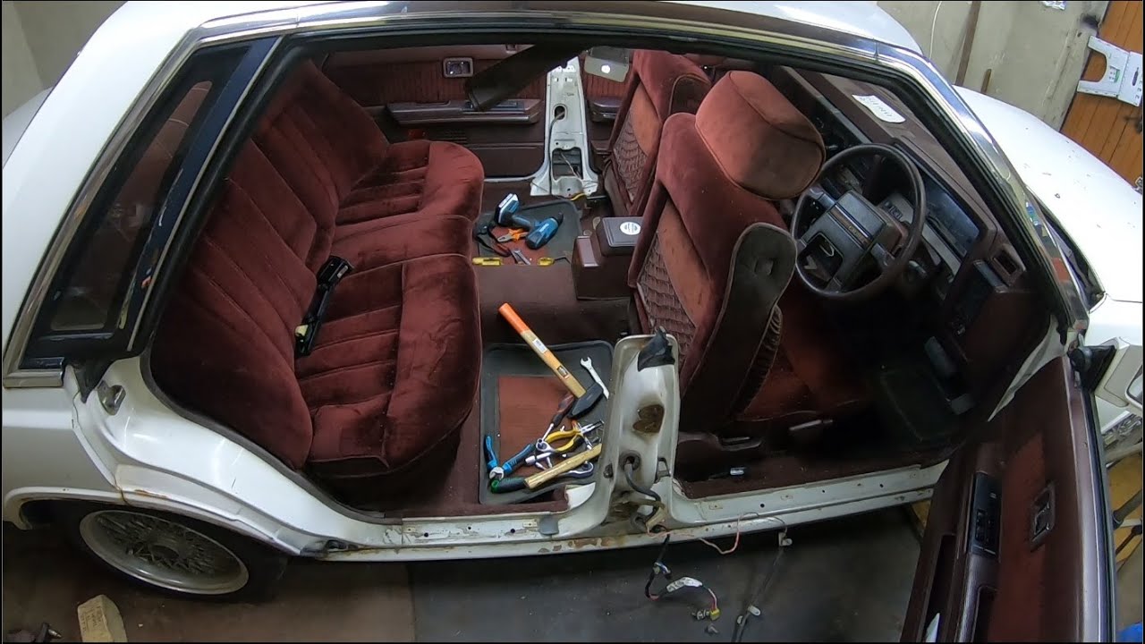 Disassembling Nissan Laurel