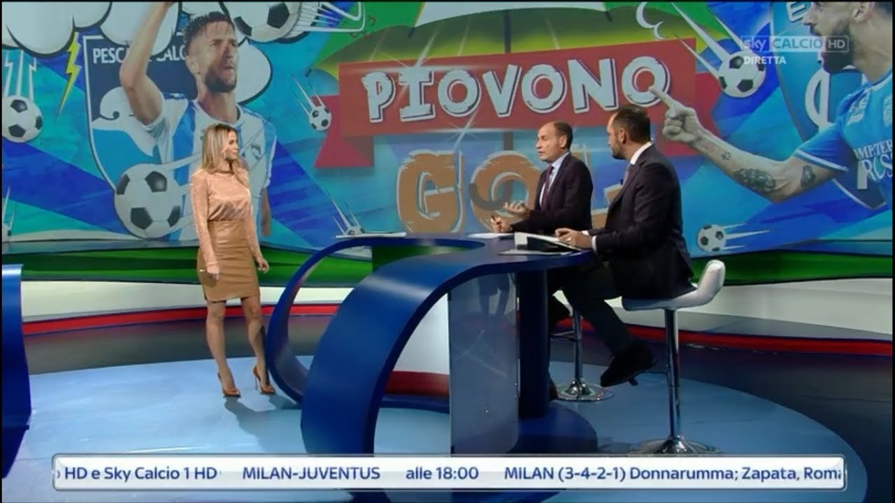 Diletta Leotta con una splendida gonna di pelle beige molto stretta (with leather skirt)