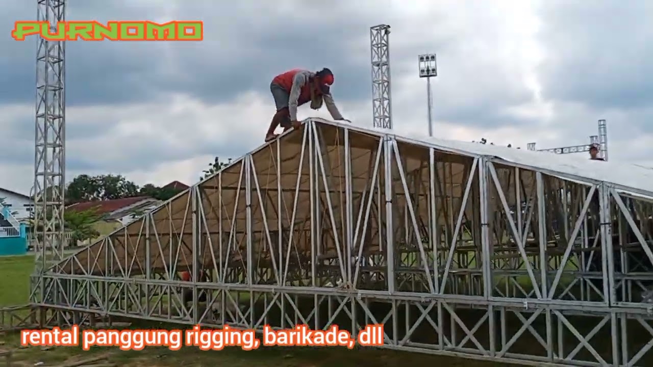 Proses memasang panggung rigging 12x10m di stadion kridosono blora @purnomorigging