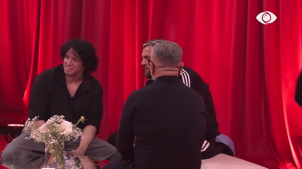 Në sfond kënga e Luizit, banorët kërcejnë me njëri-tjetrin