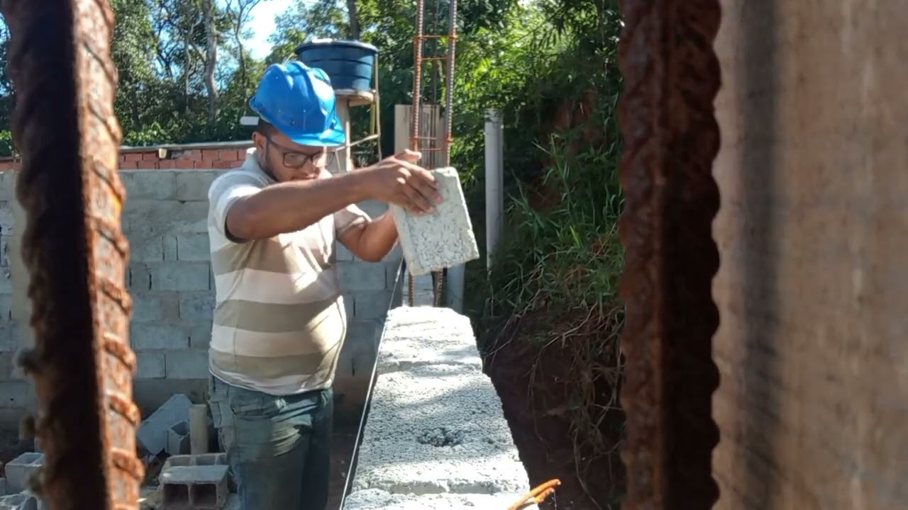 A primeira fiada de bloco encima da cinta do muro de arrime.