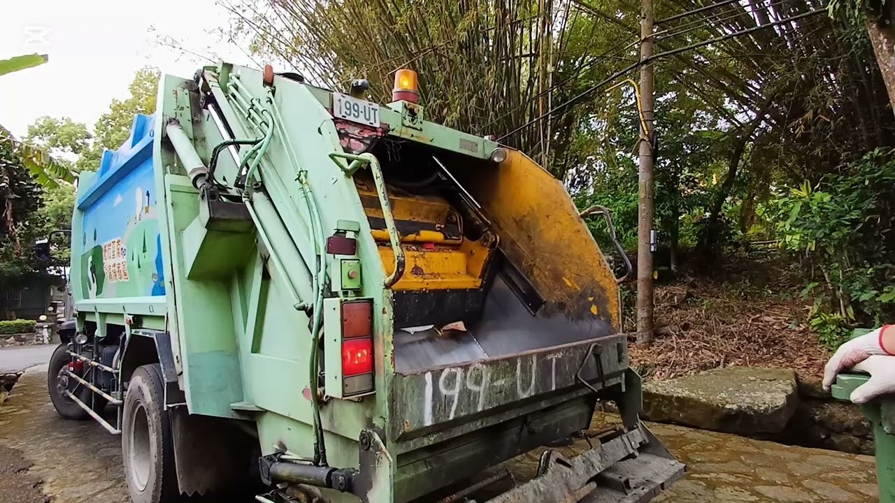 2025.04.03臺南垃圾車199-UT吊桶作業 壓縮垃圾and家具和碎玻璃 國慶日特輯 壓縮機已噴成黃色 空車收運(禁止舉報該名清潔隊員及影片中的各種因素)