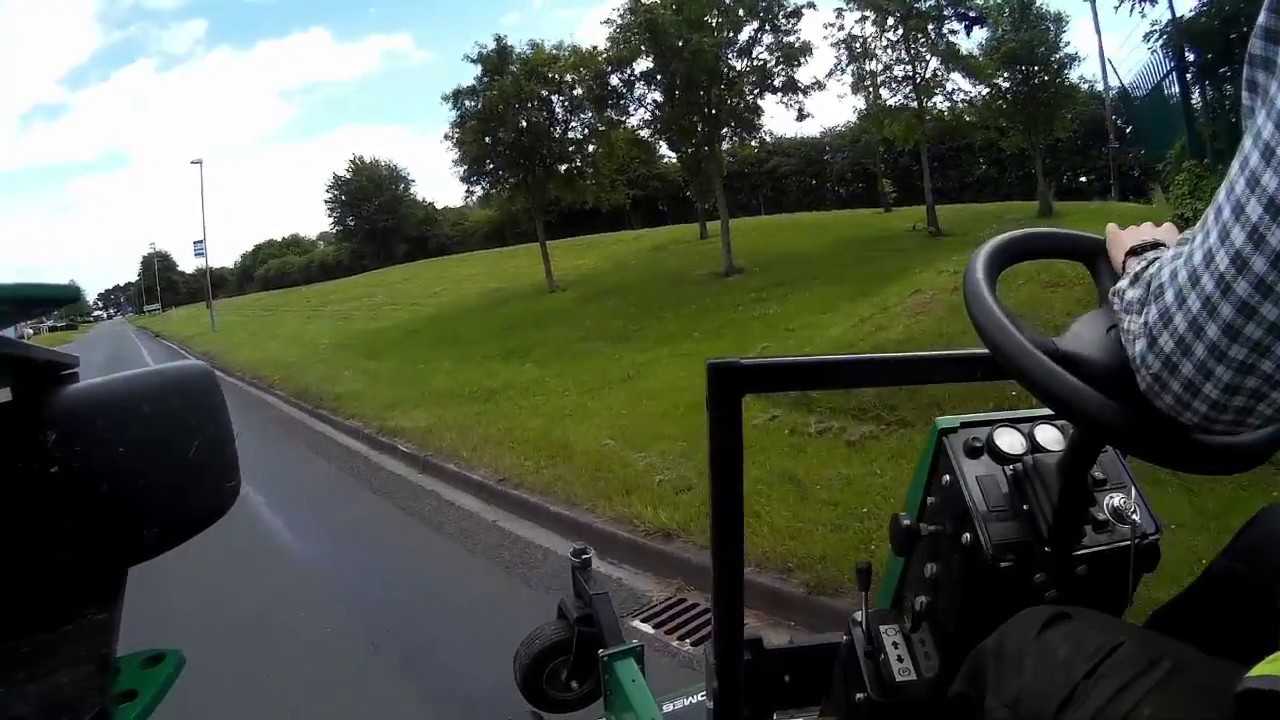 Cutting grass Ransomes HR6010 batwing