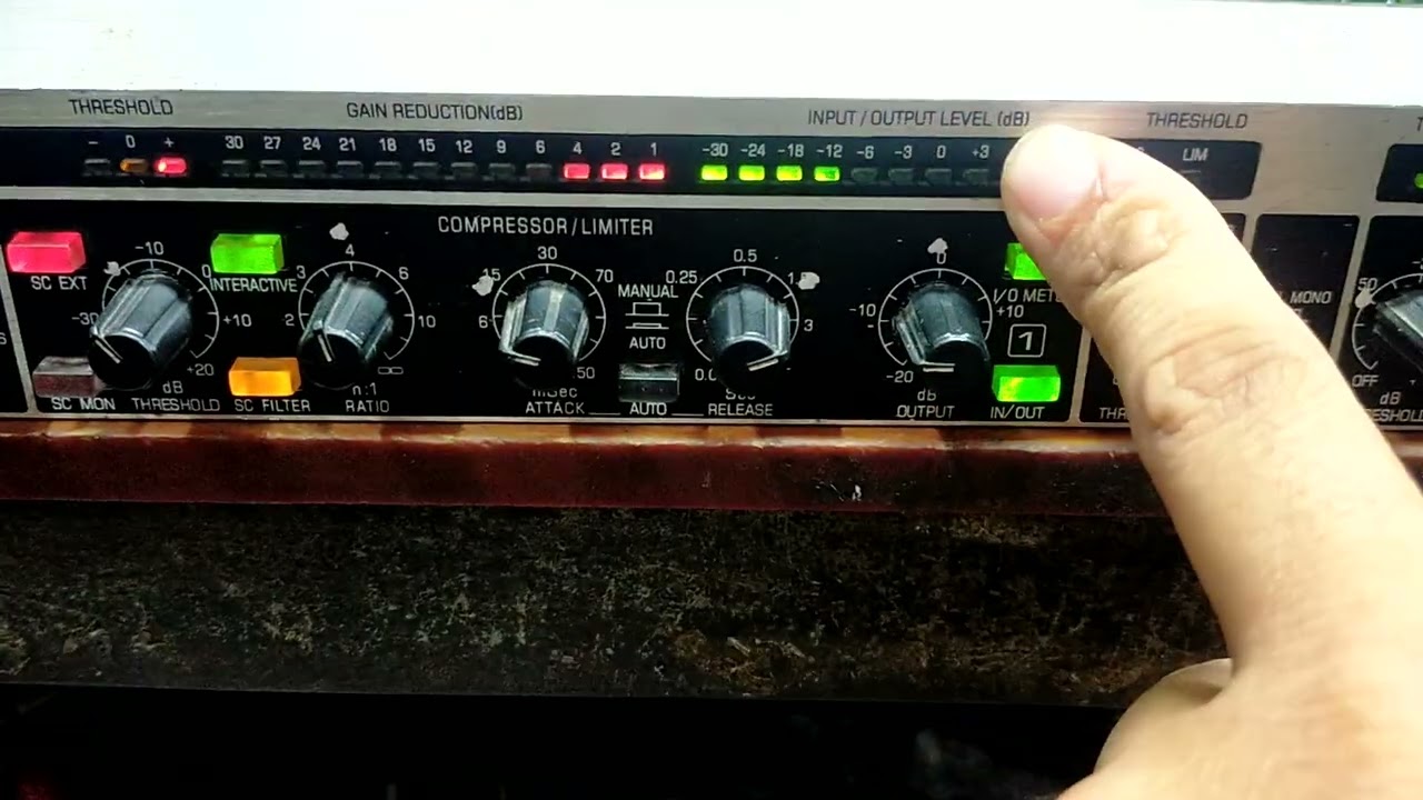 composer pro BEHRINGER MDX 2200 MẤT Đ&Egrave;N  Đ&Atilde; FIX OK .LH SỬA 0981956486 CHỢ TRỜI H&Agrave; NỘI
