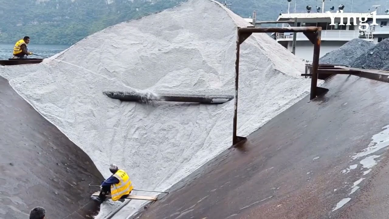 Today will be unloading white sand, at the end of the video you will see the harbor