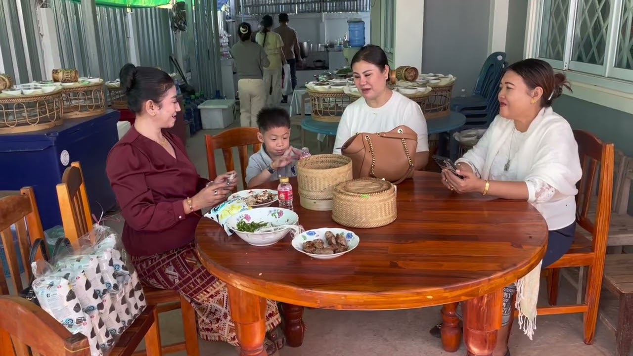 ເຮັດພາເຂົ້າ9ພາແຈກເພນຢູ່ເຮືອນພ້ອມຄຸສັງຄະທານແລະຕົ້ນເງິນຕົ້ນຄຳ ຢູ່ບ້ານດົງຄຳຊ້າງນະຄອນຫຼວງວຽງຈັນ