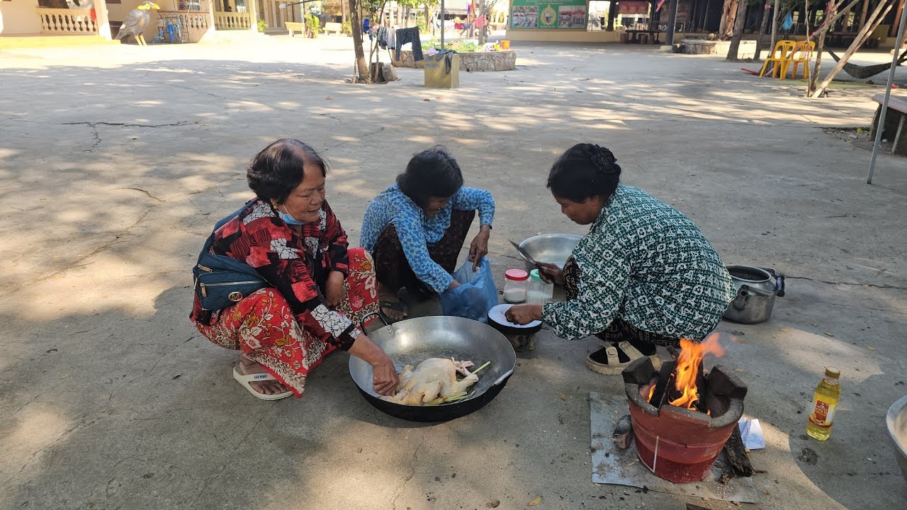 យាយភៀសសឹកធ្វើមាន់ដុតពិសាសប្បាយចិត្តឡើងចង់ស្រក់ទឹកភ្នែកដែលមានសប្បុរសជនជួយទិញមាន់ពីរគីឡូជូនគាត់