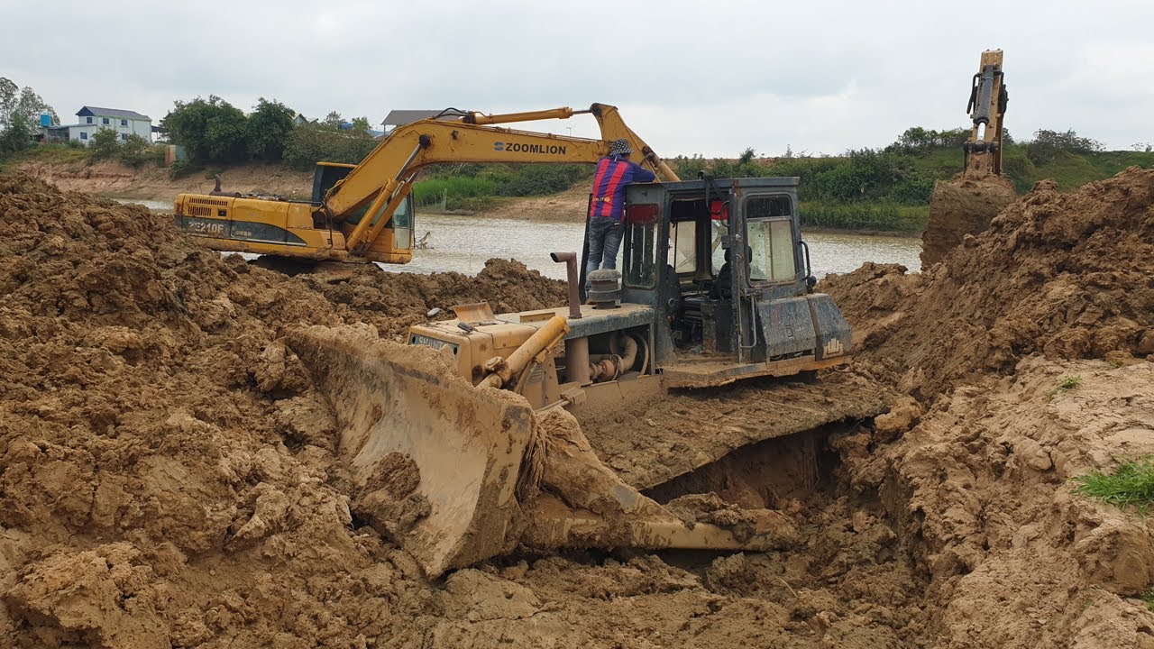 Bulldozer SHANTUI SD16L Stuck In Deep Mud, Bulldozer Pushing Mud