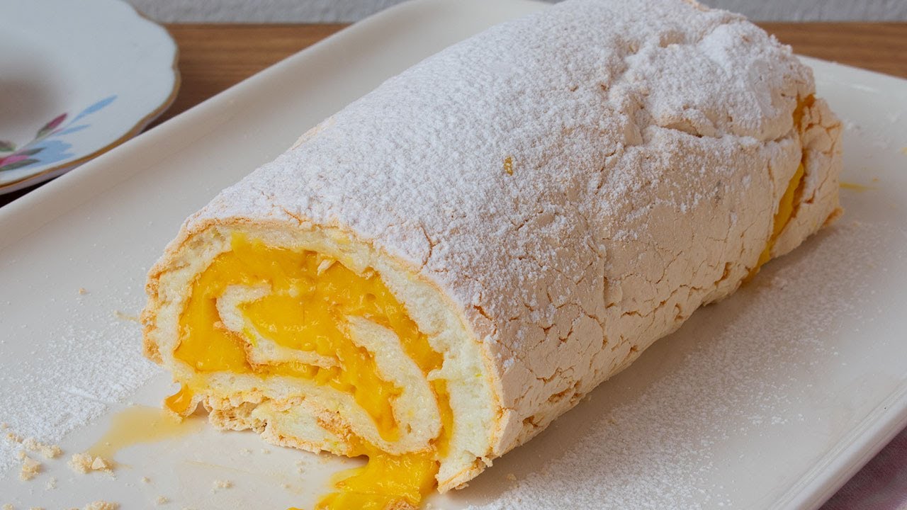 Brazo de merengue relleno de crema de naranja