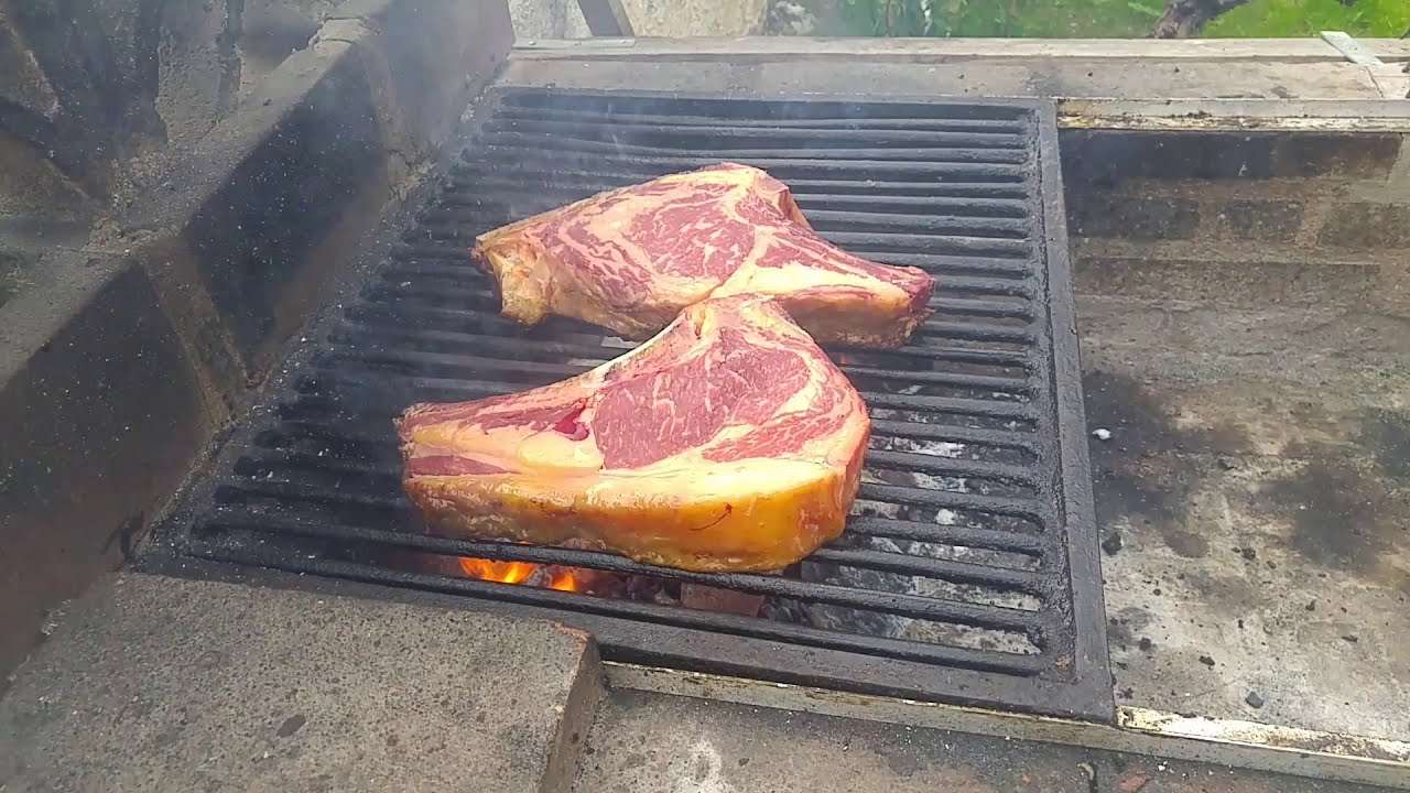 Chuleton a la parrilla. Chulet&oacute;n madurado de Vaca Frisona.