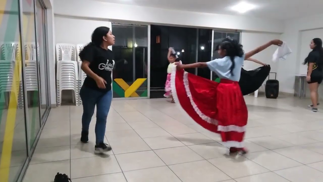 Mi hijita bailando marinera con falda roja  😄