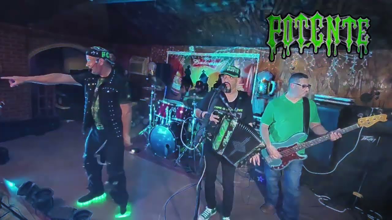 Linda Morenita Y Hombre Muerto