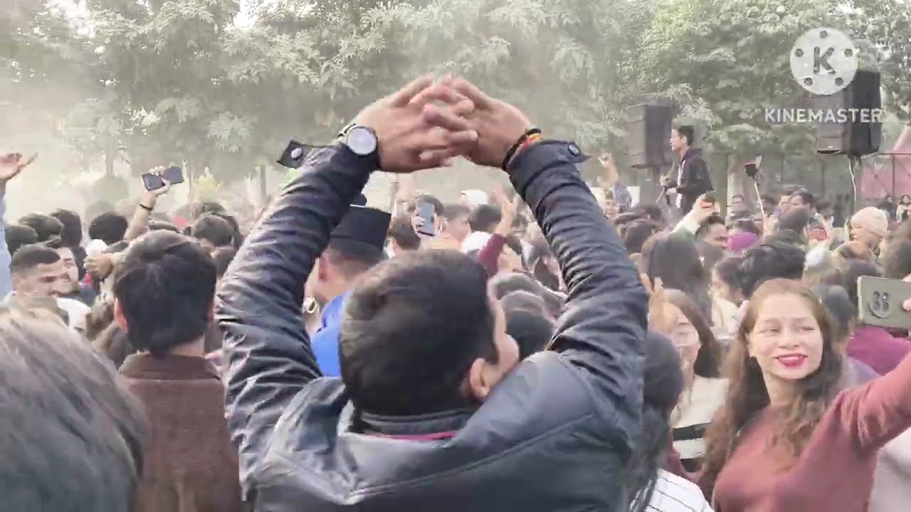 Noida Mahakauthik 2025 🔥 Bheed Mein JabarDast Pahadi Dance | Full Josh 💃🕺#vlog @PahadiBhaiPiLoChai