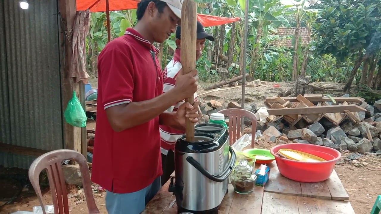 mengaduk kopi dengan chentong
