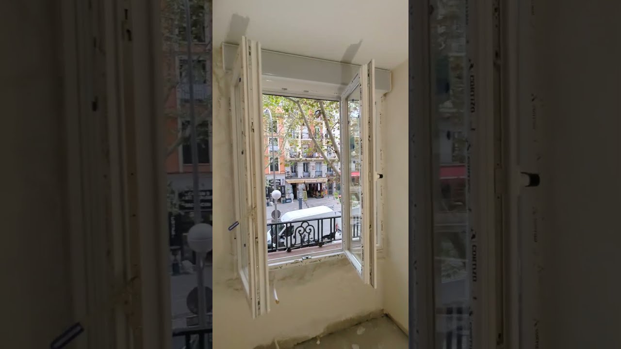 Ventana pvc oscilobatiente de dos hojas con un fijo lateral